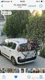 Nosic bicyklov na zadne dvere auta