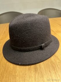 vintage klobuk Tonak