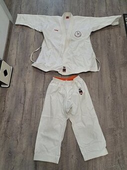 Kimono, opasky, topánky.