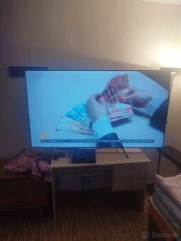 Mesiac starý tv TCL