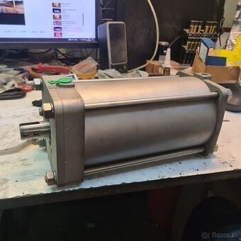 Pneumaticky piest