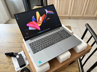 15.6"/Lenovo/8GB RAM DDR5/NvMe SSD 128GB/Intel HD 2GB/-