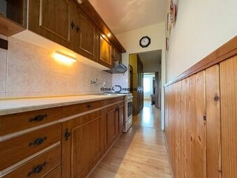 Na predaj: CENTRUM veľký 3 izb.byt + BALKON + ŠATNIK