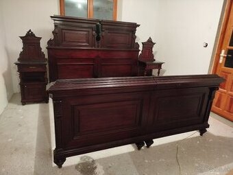 Starožitná posteľ