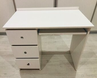 Detský pisaci stol s detskou posteľou