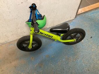 Predám odrážadlo s helmou a plastovú motorku