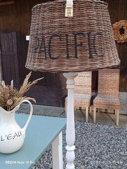 Vysoká stojacia lampa