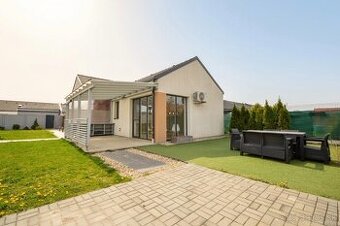 Predaj, 4i RD na rožnom pozemku, 389 m2 pozemok, Rajka