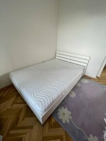 posteľ s matracom