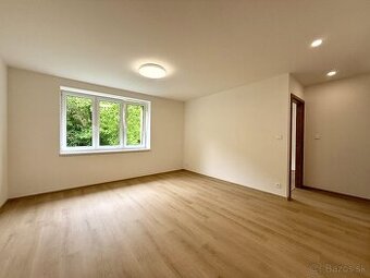 EXKLUZÍVNE : NA PREDAJ 2 IZBOVÝ BYT NA UHLISKU