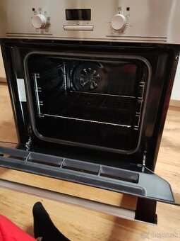 Predám vstavanú rúru Electrolux EZB3400AOX – top stav