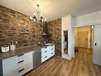 NOVOSTAVBA 2 izbový byt + 2x parkovanie + garáž