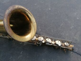 Predám starožitný saxofón Santoni Giglio Pare