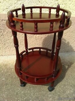 Barový stolik na kolieskach