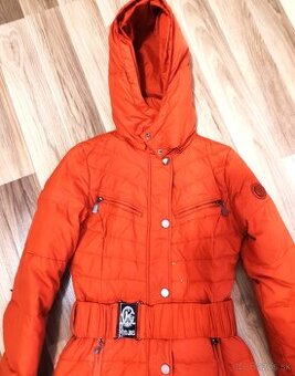 ZIMNÁ DLHŠIA BUNDA DÁMSKA S KAPUCŇOU S OPASKOM č.s