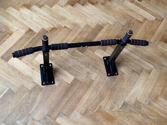 Workout posilovací hrazda na zeď