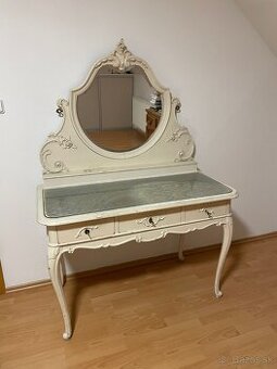 Starožitný toaletný stolík so zrkadlom
