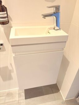 Predám kúpeľňovú skrinku s umývadlom, batériou a zrkadlom