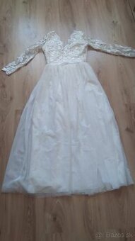 Šaty alebo svadobné šaty.