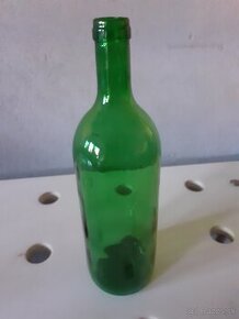 Predavam sklenene flase na vino, objem 1 Liter, kus 600