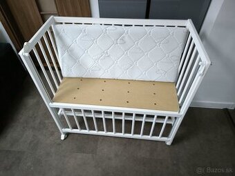 Detská postieľka s posuvnými roštom