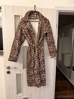 Kabát s leopardím vzorom
