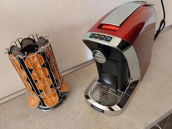 Tchibo Cafissimo TuttoCaffé + otočný stojan na kapsule