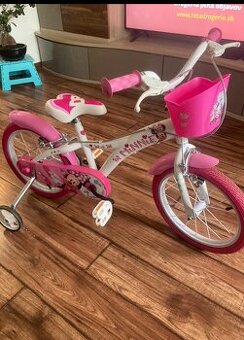 Dievcensky bicykel s pomocnymi kolieskami