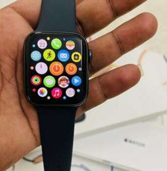 Predam Apple Watch SE 44mm, krabicka, nabijacka.
