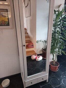 Biela skriňa so zrkadlom