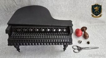 Dekoratívna šijaca skrinka v tvare klavíra