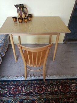 Jedálenský stôl + 2 stoličky