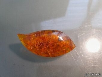 Jantárová brošňa