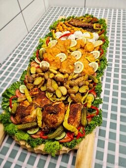 Pláto s rôznymi dobrotami a pečené prasiatko