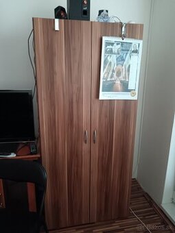 Darujem skriňu na šaty