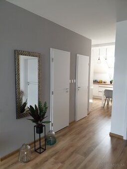 3 izbový zariadený byt s balkónom a garážovým státím vo Zvol