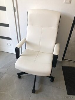 Nové kreslo nepoužívané