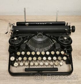 Starožitný písací stroj Underwood Portable 3Bank z roku 1924