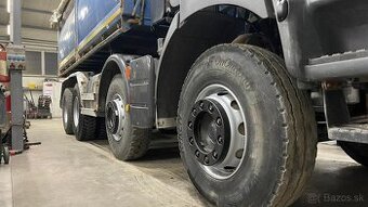 Šikovný automechanik nákladných vozidiel