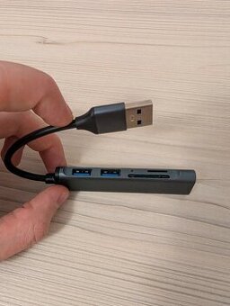 USB Hub / Adaptér – 3× USB 3.0, SD + microSD čítačka