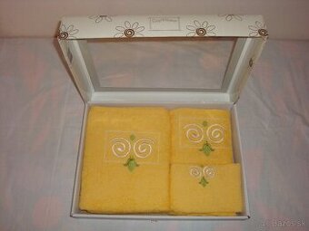 Darčekové balenie pozostávajúce z veľkej osušky a 2uterákov