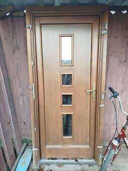 Predám drevené vchodové dvere 80ky práve