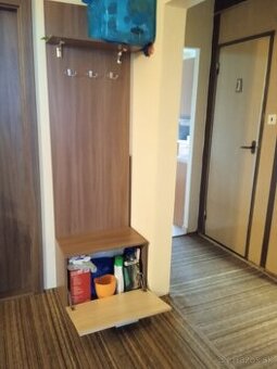 Vešiakový panel so skrinkou