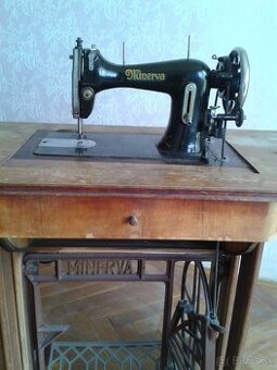 Starožitný funkčný šijací stroj MINERVA