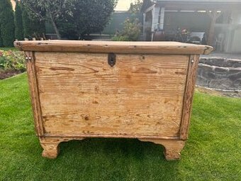 Stará drevená truhlica