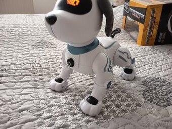 Robotický pes na diaľkové ovládanie interaktívny