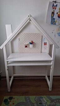 Pisaci rastuci detsky stol