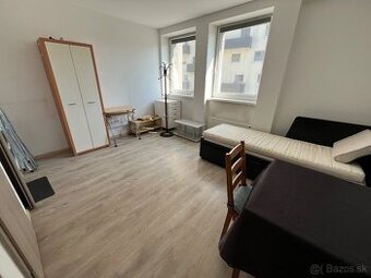 Všetko na obrázku za 120€-skrine, stolíky, posteľ…