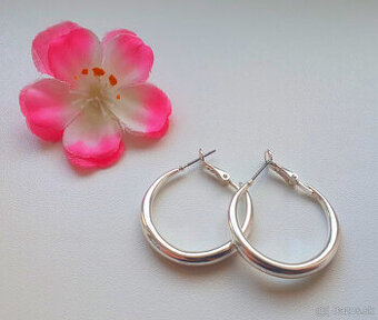 Náušnice striebornej farby