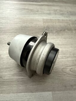 OEM nový držák motoru VW Touareg 7L Audi Q7 4L